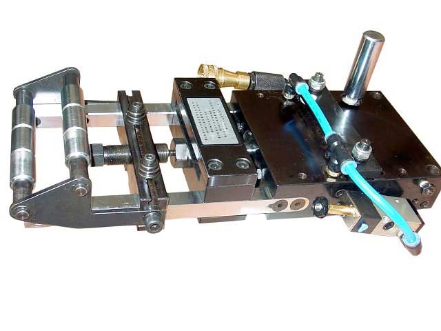 Industrial Automatic Zigzag Swing Pneumatic Feeder Air Feeding Machine For Disc Cutting Pressing